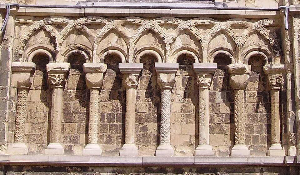 File:Canterbury Cathedral 11 norman arcade.jpg